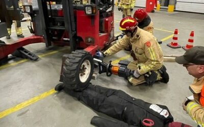 Medewerkers doen samen met Brandweer Hapert BHV