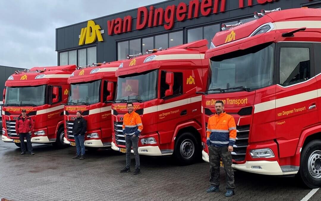 4 nieuwe vrachtwagens op een rij met medewerkers voor VDT