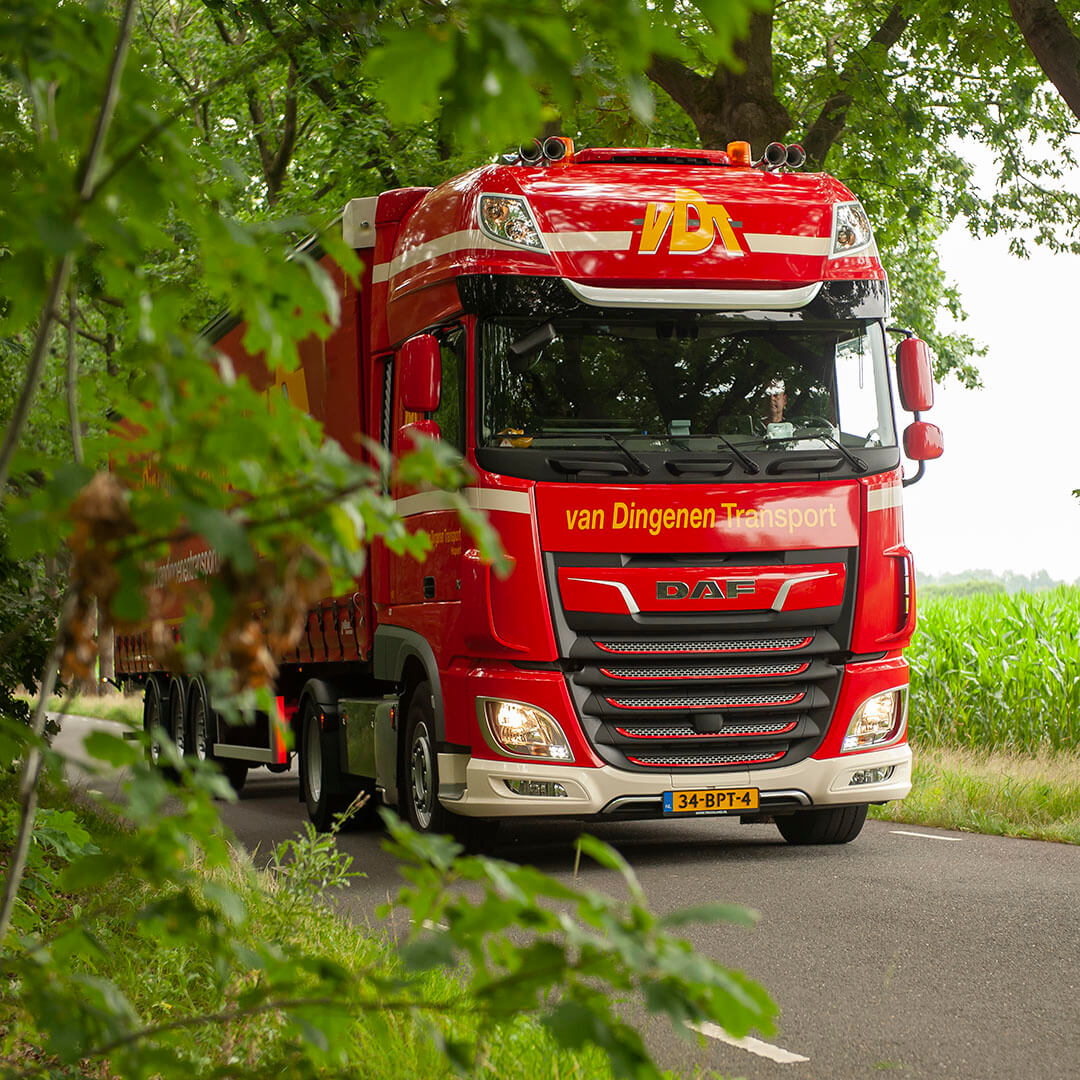 Vergelijkingsafbeelding van het wagenpark van VDT 85 jaar geleden vs 2022