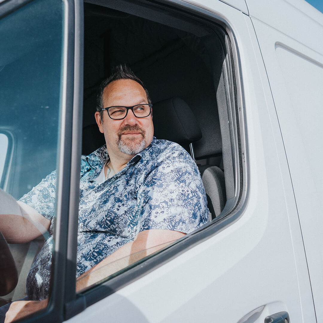 Afbeelding van medewerker Van Dingenen Transport bij zijn vrachtwagen