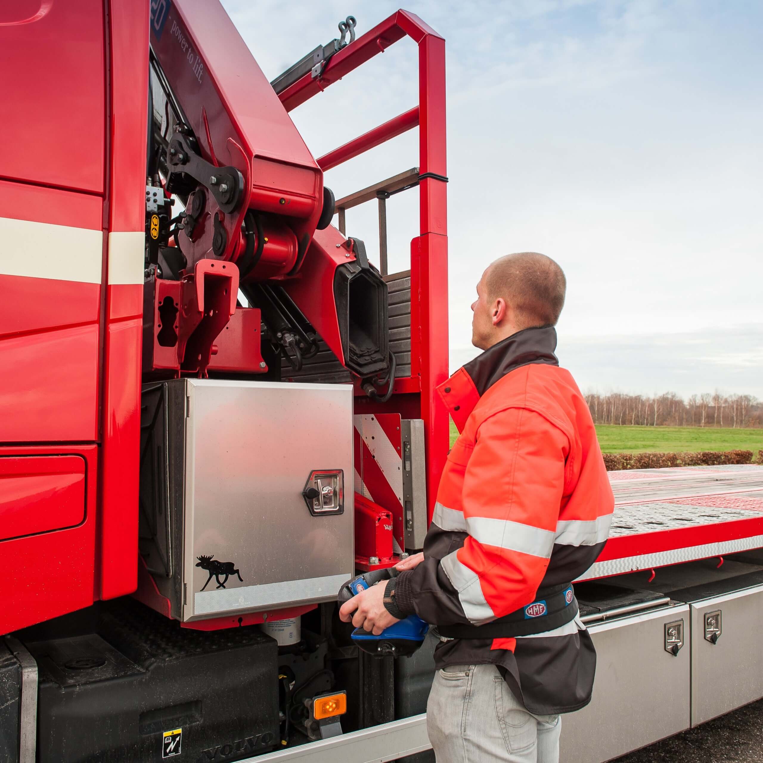 Afbeelding van medewerker Van Dingenen Transport bij zijn vrachtwagen